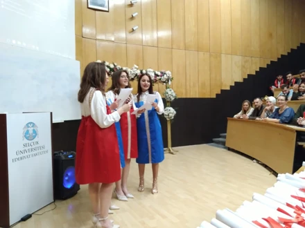 Selçuk Üniversitesi Rus Dili ve Edebiyatı Bölümünde Mezuniyet Coşkusu